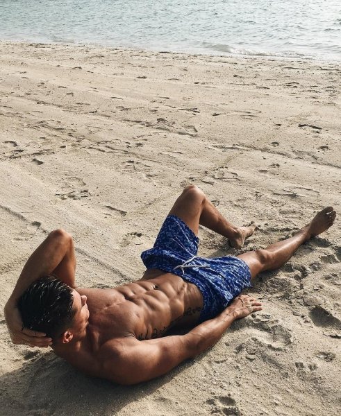 Парень лежит на пляже