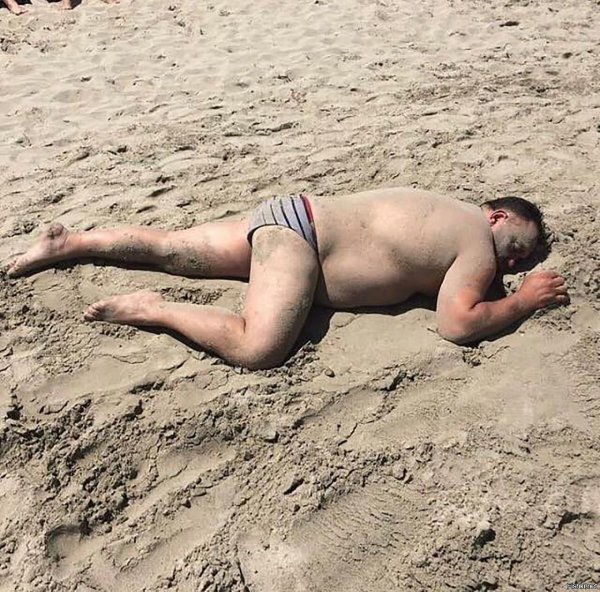 Парни загорают