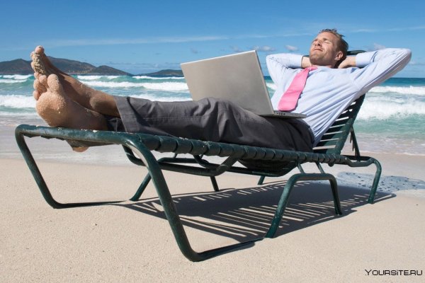 Человек на лежаке
