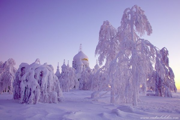 Заснеженный монастырь в Пермском крае