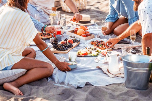 Люди едят на пляже