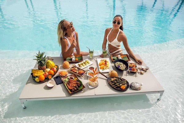 Завтрак в бассейне