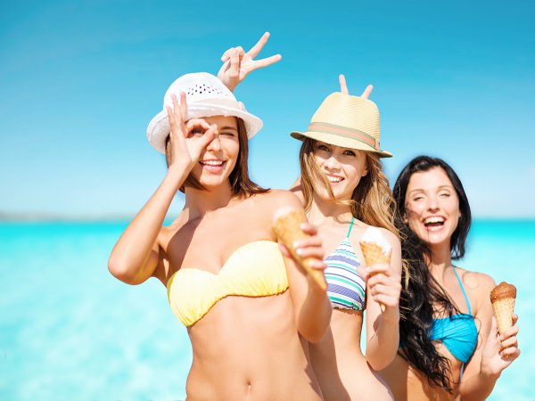 Девушка с мороженым на пляже