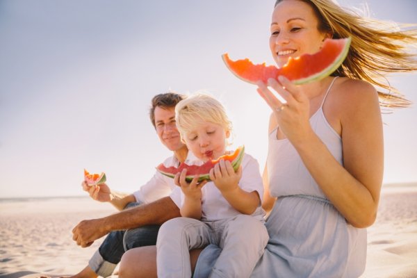 Фотосессия с арбузом семейная на море