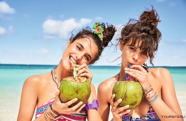 Девушка с коктейлем на пляже