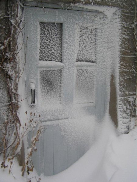 Дверь в снегу