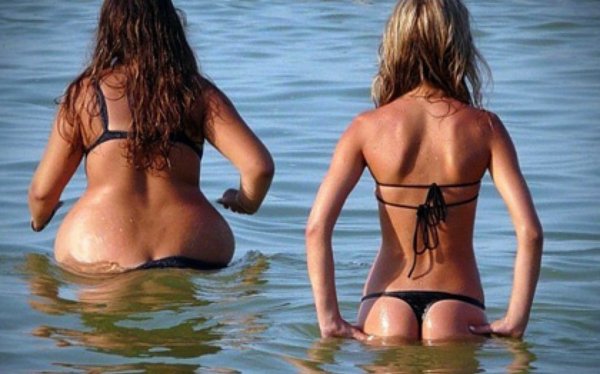 Приколы на пляже с девушками