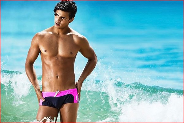 Красивые молодые парни на пляже