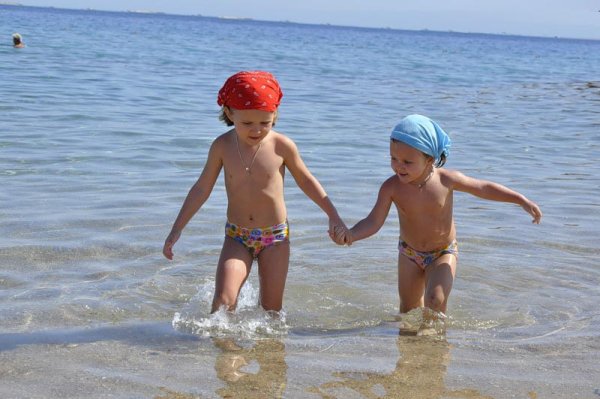 Дети купаются в море