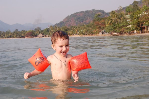 Ребенок плывет в море