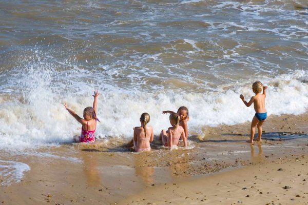 Девочка купается в море