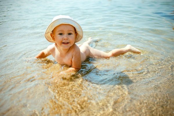 Дети купаются в море