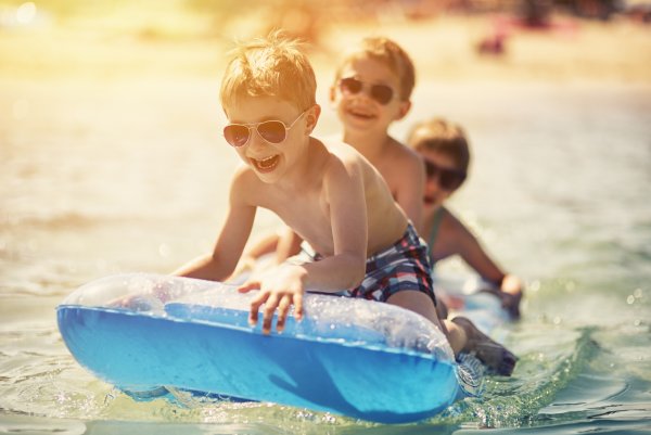 Дети на море