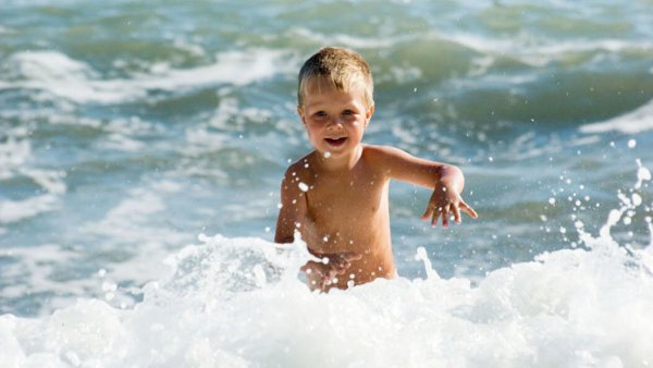 Мальчик у моря