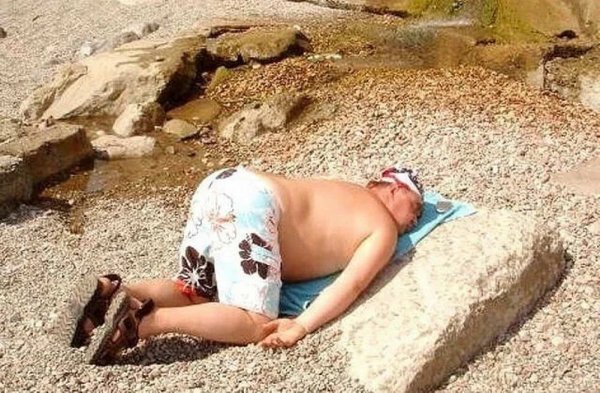 Уснул на пляже смешно