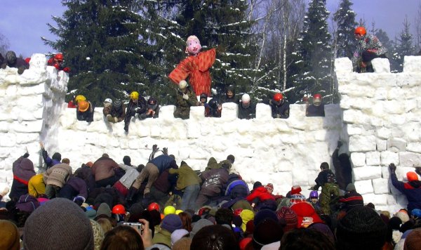 Штурм снежного городка на Масленицу