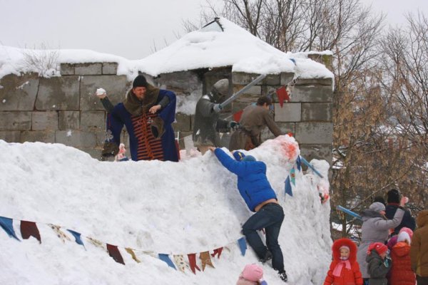 Штурм снежного городка на Масленицу