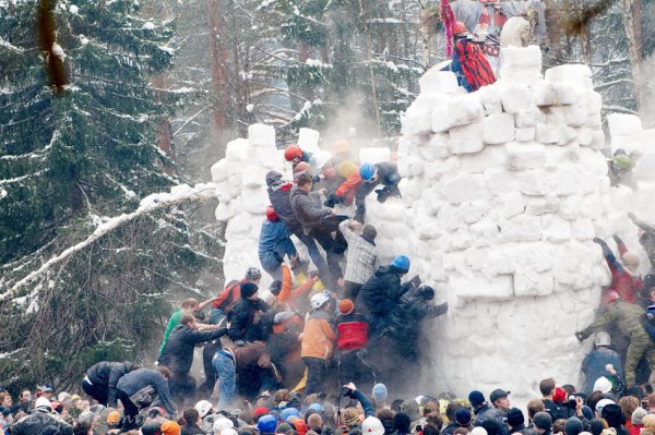 Штурм снежного городка на Масленицу