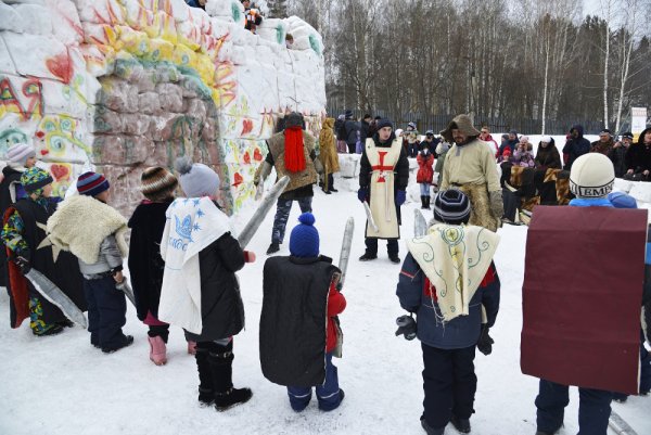 Взятие ледяной крепости на Масленицу