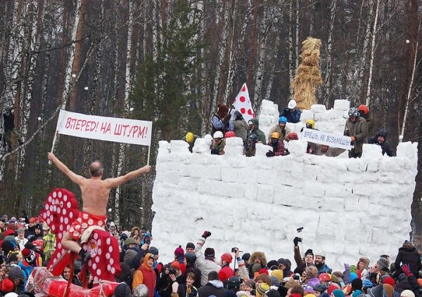 Штурм снежного городка на Масленицу
