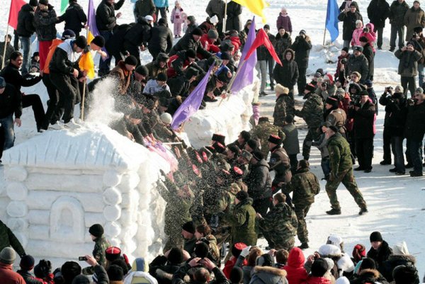 Взятие снежного городка на Масленицу