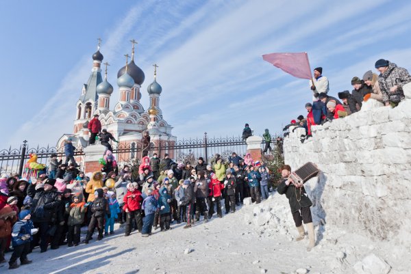 Штурм снежного городка на Масленицу