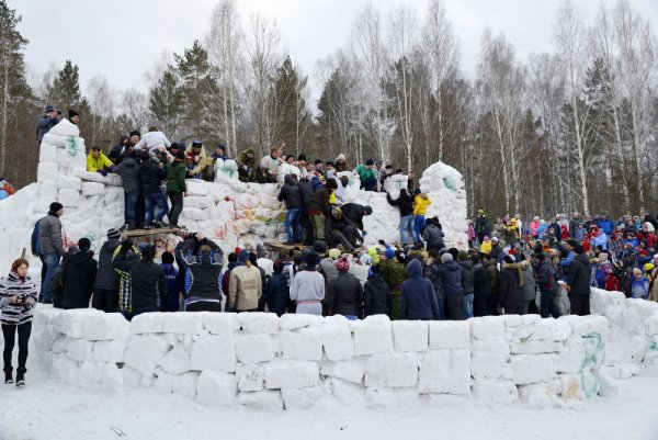 Снежная крепость в России на Масленицу