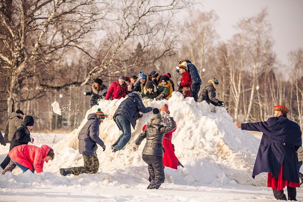 Штурм снежного городка на Масленицу
