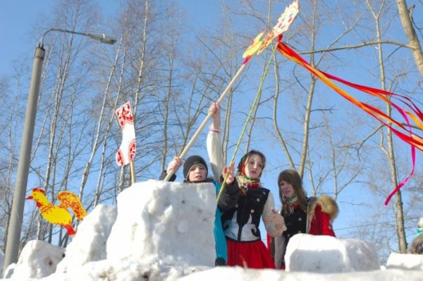 Оборона снежного городка на Масленицу