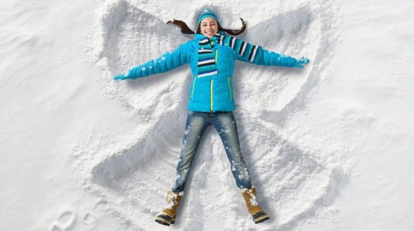 Человек делает снежного ангела