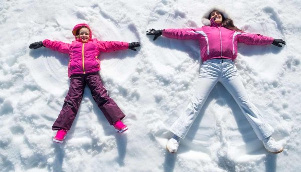 Семья зима ангел на снегу