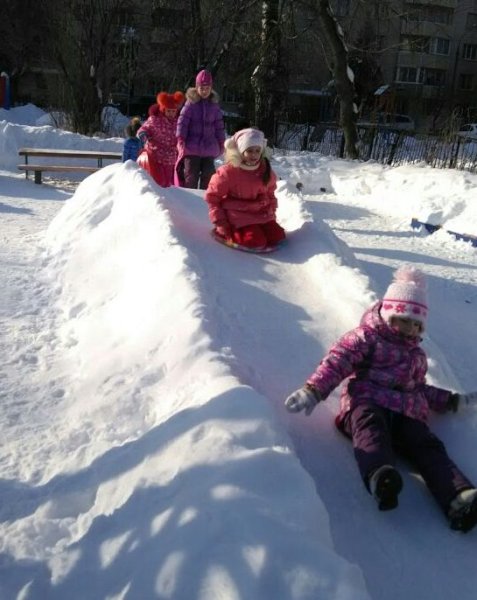 Ледяная горка в саду