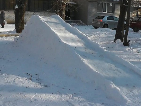 Горка из снега во дворе