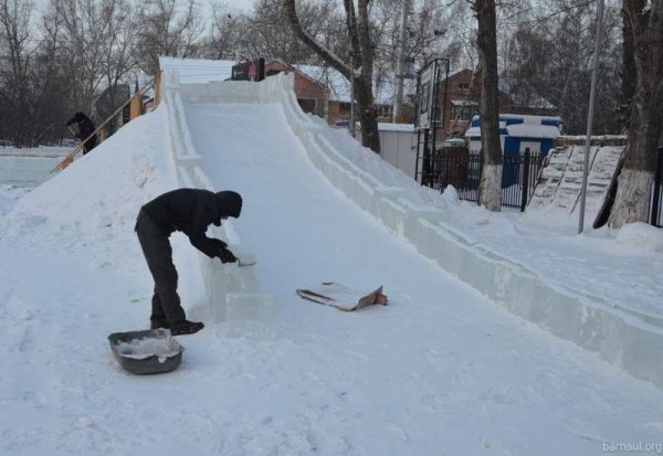 Зимние горки во дворе