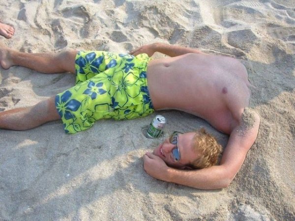 Парень загорает на пляже