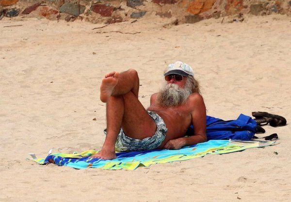 Дедушка на пляже