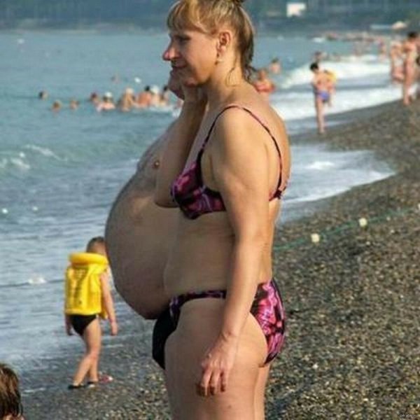 Смешные люди на пляже