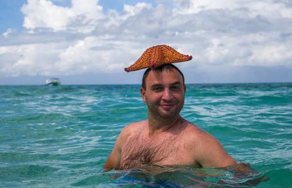 Мужик на море