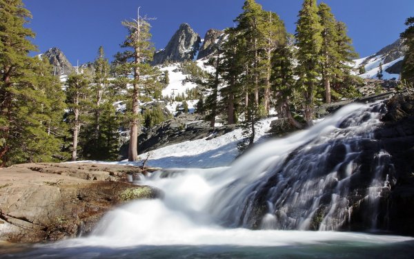 Гора водопад дерево