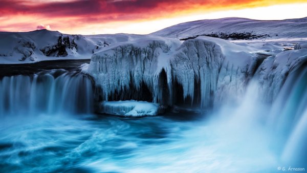 Замерзшие водопады Исландии