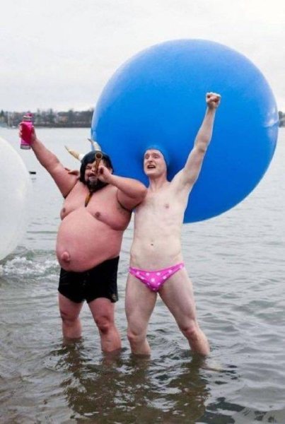 Мужчины на пляже смешные