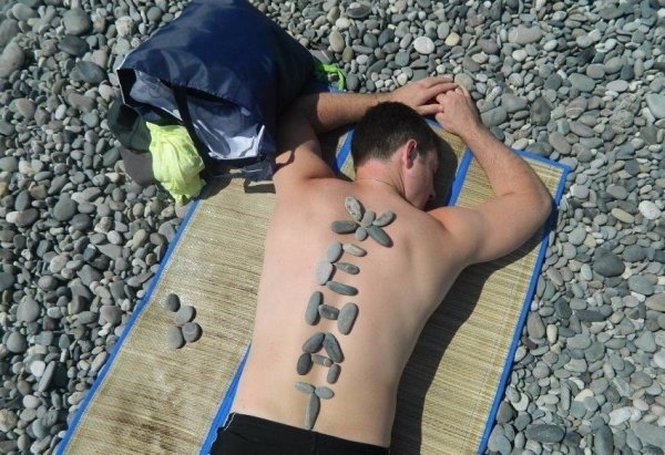 Мужчины на пляже смешные