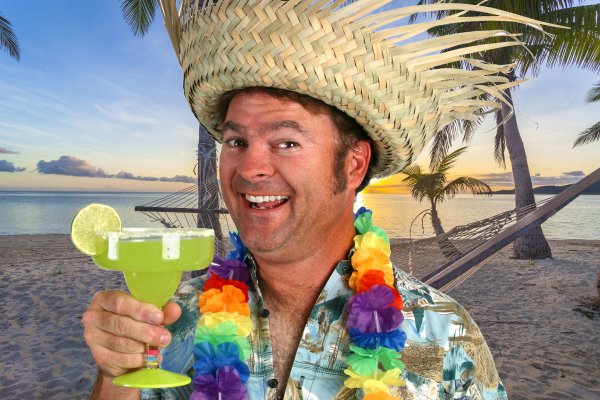 Мужчина на пляже с коктейлем