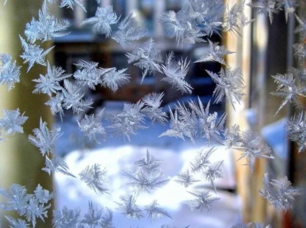 Зимнее окно со снежинками