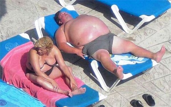 Толстый мужик загорает