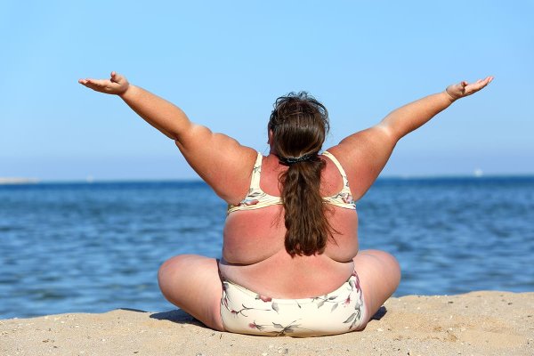 Толстая женщина на море