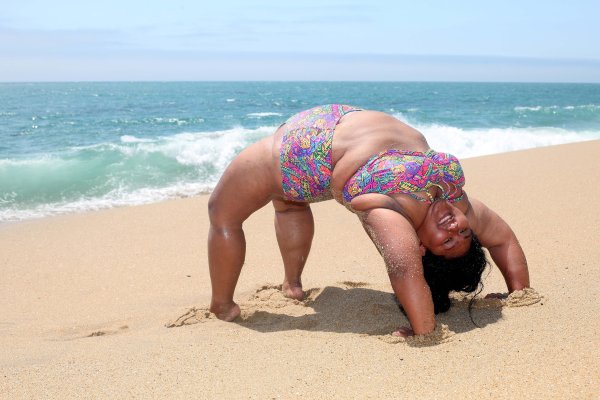 Толстая женщина на пляже