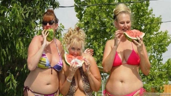 Смешные купальники на толстых