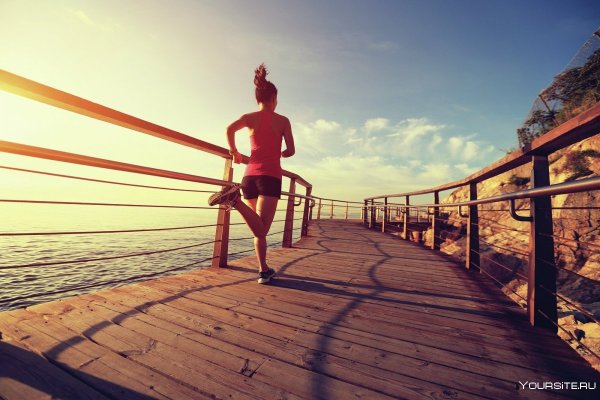 Девушка бежит по берегу