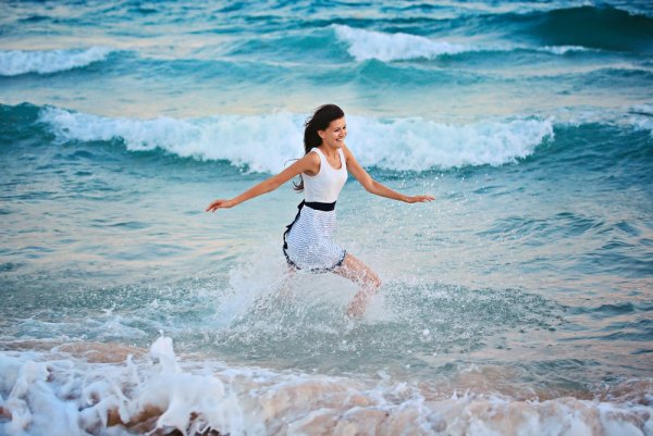 Девушка в волнах моря